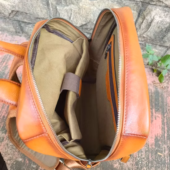 Fabriqué selon un processus de production biologique fait à la main qui est un sac à dos convertible en cuir végétalien pour femme.